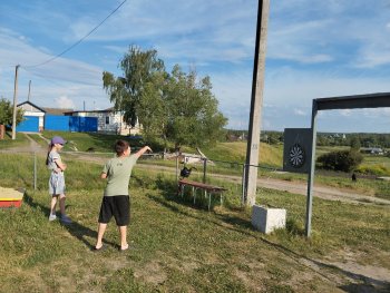 Соревнования по дартсу прошли на летней площадке.